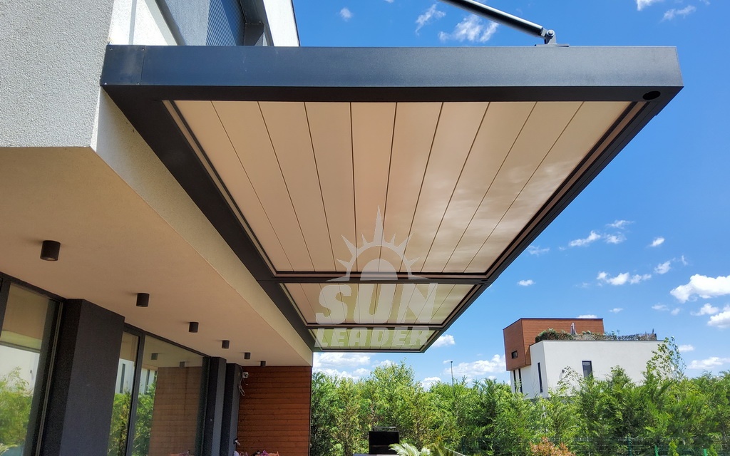 Pergola Bioclimatica cu lamele de aluminiu pentru terase moderne. Sun Leader proiect rezidential