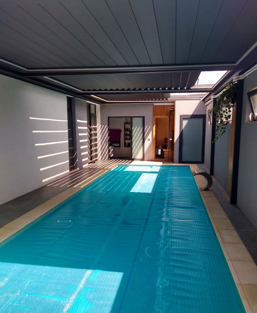 Pergola retractabila bioclimatica pentru acoperire piscina. Pergola de aluminiu de la Sun Leader