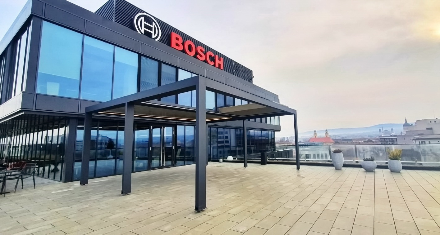 Terasa acoperita la Centrul de Inginerie Bosch Cluj, cu pergole retractabile de aluminiu Sun Leader