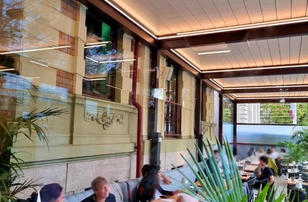 terasa restaurant cu pergole retractabile Sun Leader și sticla glisanta ghilotina pentru inchidere. Sun Leader